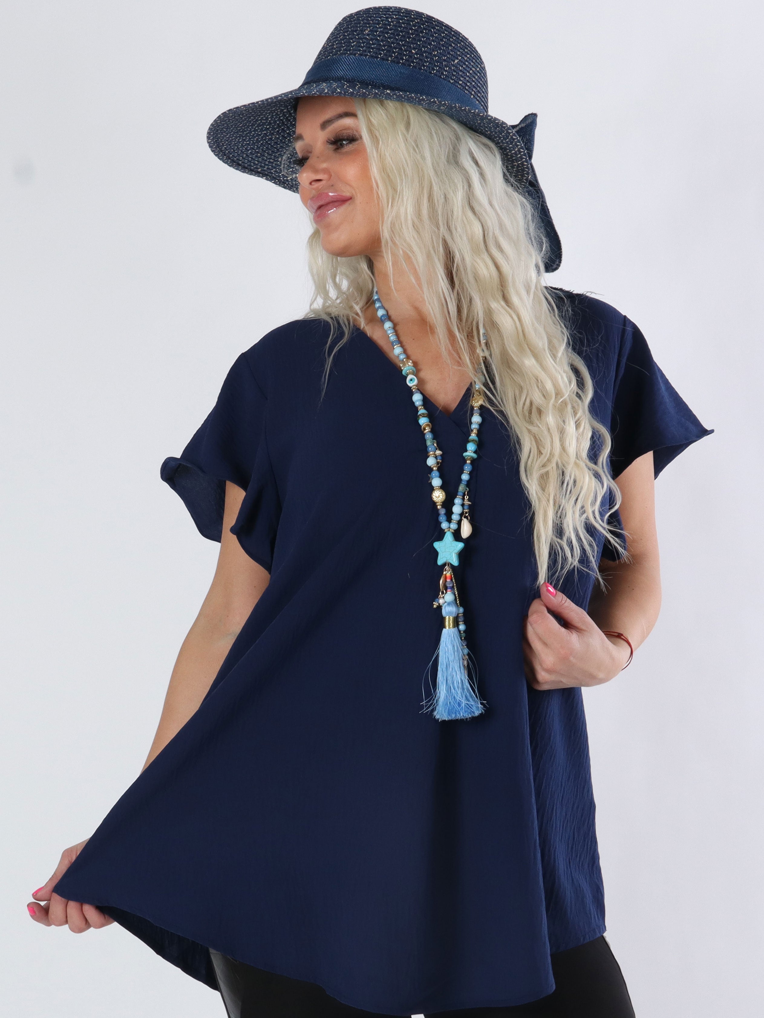 Ciara - Sort bluse med v-udskæring og lille flæseærme